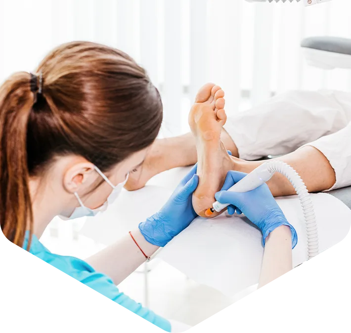 Podolog podczas zabiegu w gabinecie FootMedica